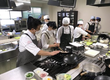 大村城南高等学校　　中国料理の実習を体験！